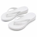 Tongs 42/43 blanches en matière synthétique à semelle texturée pour plage et loisirs
